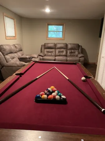 Lazy Bear Lodge 25 min to Beech Mountain Hot Tub and Pool Table Отели в г. Джонсон