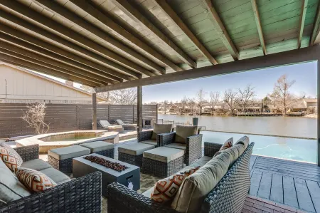 WATERFRONT 🎣 | INFINITY SALTWATER POOL 🏊 | HOT TUB | LAKEFRONT | LAKE HEFNER | Отели в г. Уорр Эйкерс