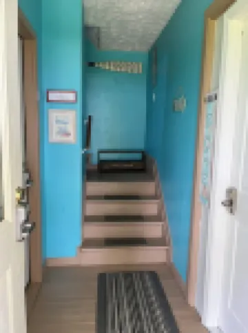 Right off the strip within walking distance to all shops, bars & restaurants.