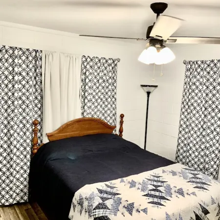 Cute little house within walking distance to food and the beach