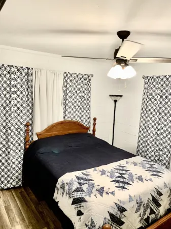 Cute little house within walking distance to food and the beach