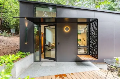 Hip Modern Studio in serene central Bellevue with AC, WiFi, Kitchen, TV Hotel a 