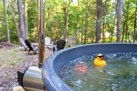 Cozy Arctic Getaway w/ Hot Tub near Bushkill Falls