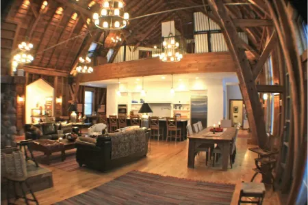 Beautiful modern rustic barn located near state parks and Chain o Lakes.