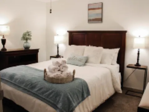 Cozy Apt. Downtown Floyd; Golden Maple Homestays Hotels in Floyd