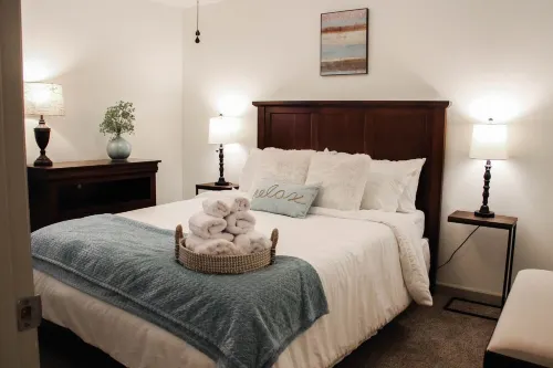 Cozy Apt. Downtown Floyd; Golden Maple Homestays