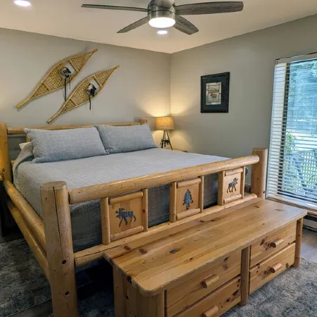 Luxury Condo w/ FREE WiFi, Parking, Heated Pool, Hot Tubs, Skier Shuttles