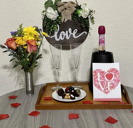 2/2 Apt downtown in restored historic home yr 1891