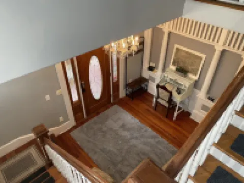 2/2 Apt downtown in restored historic home yr 1891