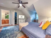 2800 sqft Forest Retreat!4 min to Pool- Hot Tub~Firepit~Dogs! 8 min to Town!