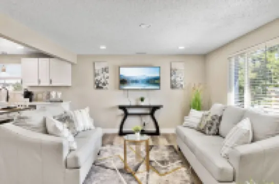 Remodeled  and Furnished Home/Near Stores/6 guests