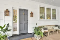 Newly Remodeled Upscale Downtown Guest Cottage - 1br loft - Sleeps 6