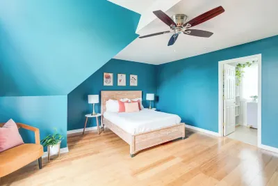 Walk to Beach! King Bed & Free Beach Passes Sunrise Garden附近的飯店