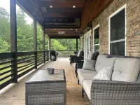 Large Modern Farmhouse on 3 acres 7 minutes from downtown