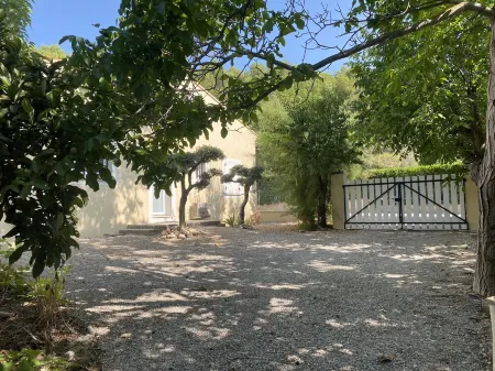 House with large wooded grounds Отели в г. Мерендоль