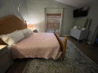 Tucked Away on Wooded Way located blocks from Manasota Beach with Heated Pool. Hotels near Catanias Winery