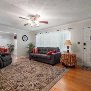 Charming 3-bedroom cottage in Springfield with WiFi, AC