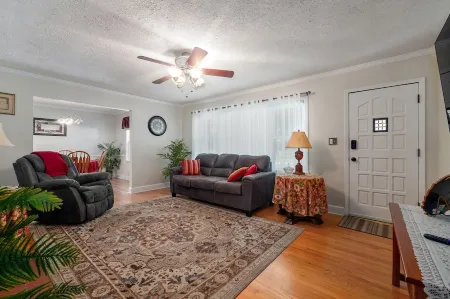 Charming 3-bedroom cottage in Springfield with WiFi, AC