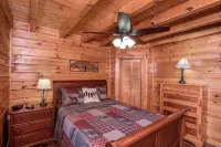 Reduced Rates in August! Cozy Cabin in Between Pigeon Forge and Gatlinburg