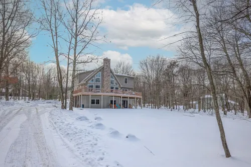 Stunning 6 bdrm Pocono Chalet, new Hot Tub & 2 blocks to lake and pools.