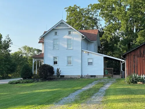 Charming 3-bedroom farmhouse 1 hour from Beaver Stadium