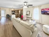 2 minutes from Elvis's Birthplace 5 miles from downtown Tupelo MS.