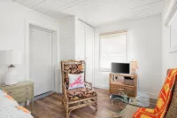 ELEGANT SEASHELL PRIVATE ROOM WITH PRIVATE ENTRY