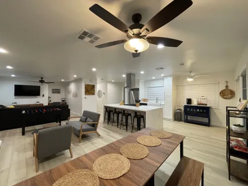 Riverside Cozy Modern Oasis with Pool 리버사이드 호텔