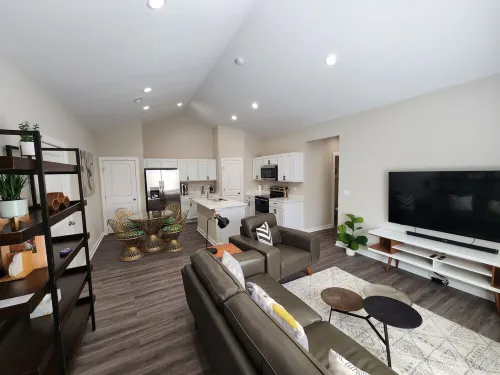 Cozy 3-Bedroom Duplex Hotels in Maize