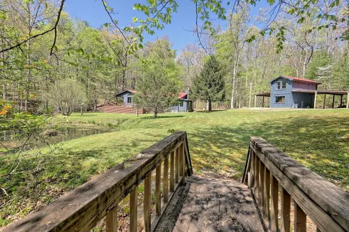 BRAND NEW! Romantic bungalow w/hot tub- minutes from downtown Blue Ridge