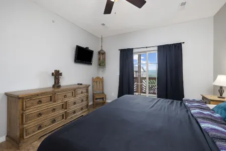 Extra Large 1 bedroom Luxury Condo on the Lake