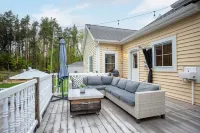 Gorgeous private farmhouse! Heated pool, hot tub & barn in winter. Sleeps 25