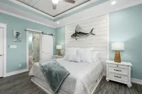 Cozy 3-bedroom house, sleeps 12. Steps to the beach with large entertaining area 마이 해피 플레이스 RV 캠프 주변 호텔