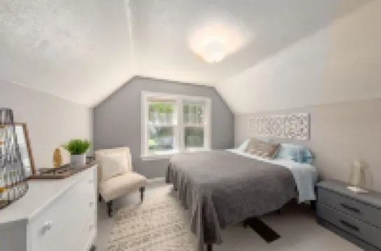 Experience Caldwell Charm/Visit the Wineries at this Historic 4 bdrm House+ WiFi