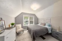 Experience Caldwell Charm/Visit the Wineries at this Historic 4 bdrm House+ WiFi