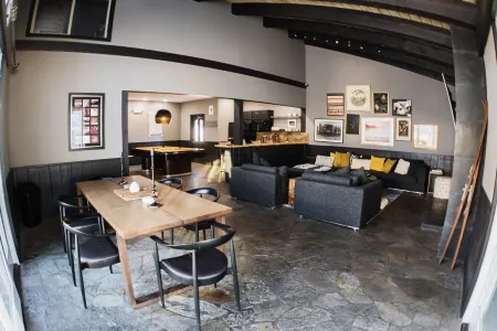 Canyon Lodge CHAMONIX Condo. Minutes Walk From Lifts. Отели в г. Маммот-Лейкс