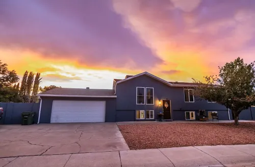 A W🌊VE From It All! Secure boat storage, huge yard, lots of outdoor games!