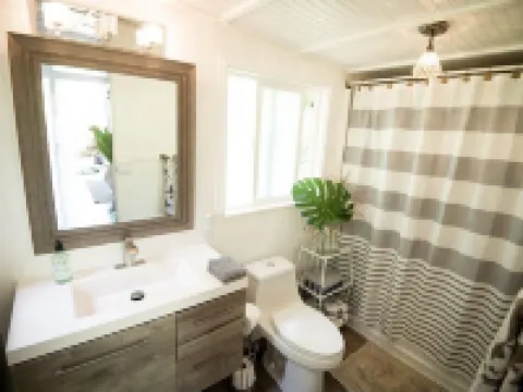 Cute and quaint little cottage on a homestead. Hotels near Donkey Beach