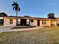 Paradise awaits! Heated pool, huge lanai, outdoor oasis close to downtown Naples