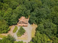 Pocono Chalet- walking distance to Lake Wallenpaupack- 3 Full baths