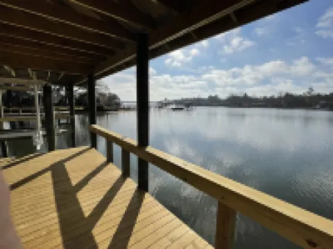 Lakefront, private dock, boat access Hotels in Clarendon County