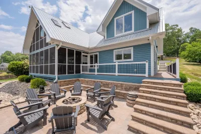 Cliffview Lakefront Retreat! Huge Dock, Floating Dock, Fire Pit, Multiple Patios Hotels near Claytor Lake