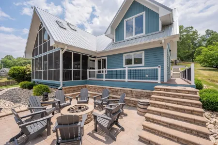 Cliffview Lakefront Retreat! Huge Dock, Floating Dock, Fire Pit, Multiple Patios Отели рядом с достопримечательностью «Big Dipper Viewing Pier»