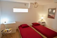 Quiet, spacious house just outside Paris. Metro 7 Hôtels à proximité de : Église Saint-Germain de Pantin