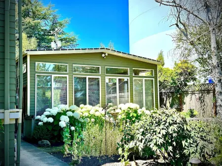 Cute West Seattle Cottage Отели рядом с достопримечательностью «Алки Пойнт Лайтхаус»