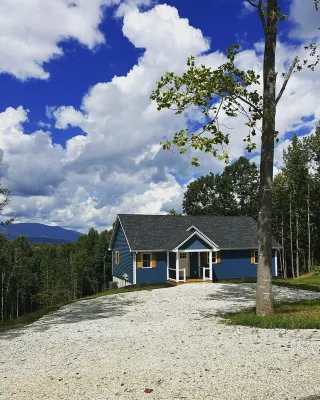 Nature getaway; beautiful Mountain Views, close to rivers, breweries & wineries.