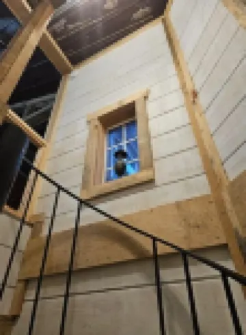 Creekside treehouse. with hot tub.