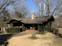 Cozy Cabin with river frontage yards from river launch for kayaking or fishing. Hotels in Шарп
