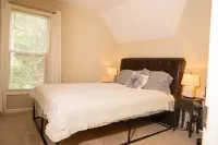 New modern kitchen in great location to RDU and RTP Hotels in Morrisville