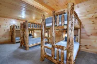 Overbrook Lodge, 5 bedrooms, 4.5 baths, Sleeps 16 and Two miles to Rock House